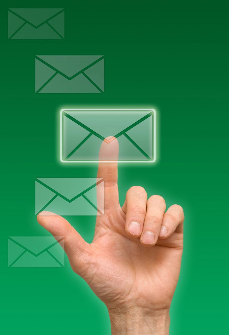 Hand tippt auf ein E-Mail-Symbol