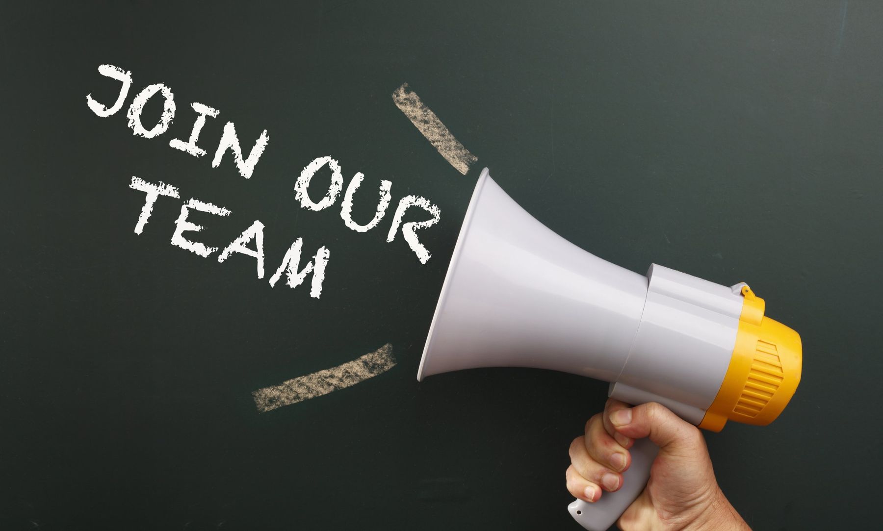 Megafon vor einer Tafel mit der Aufschrift Join our Team