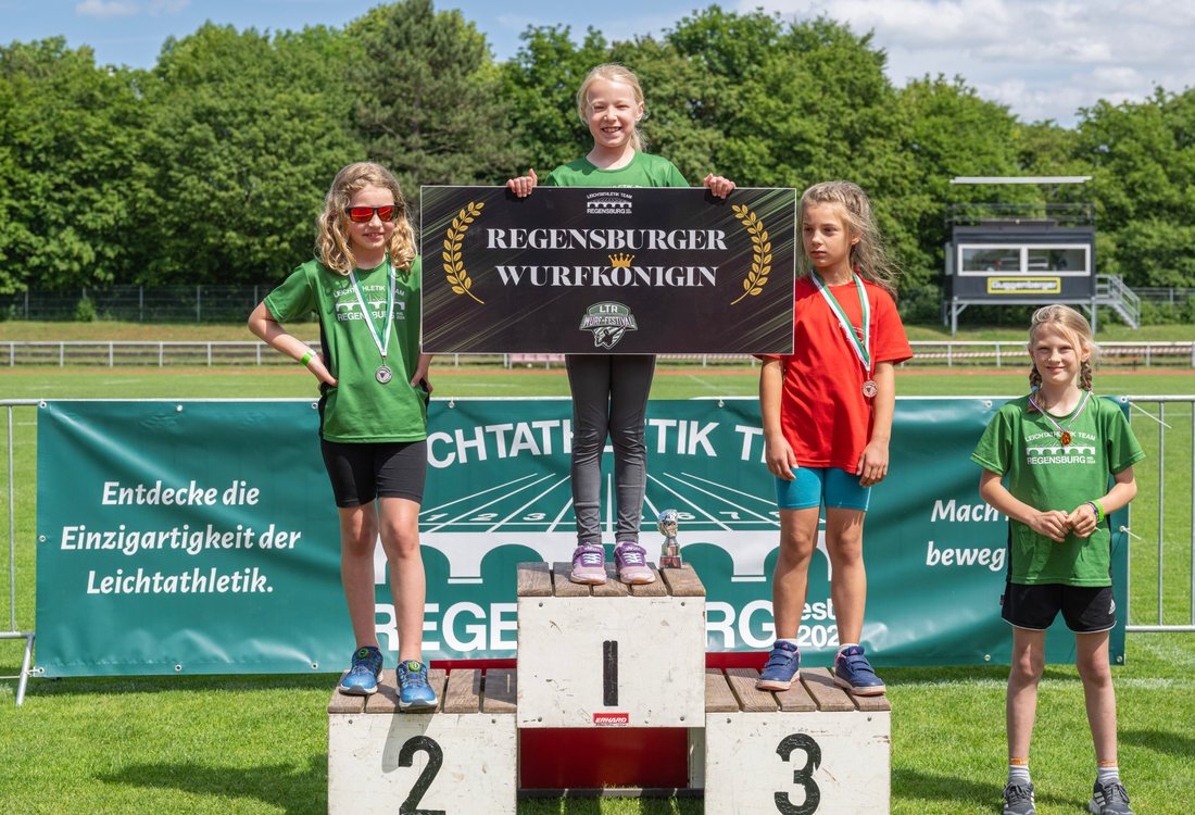Siegerehrung der Regensburger Wurfkönigin auf dem Podest